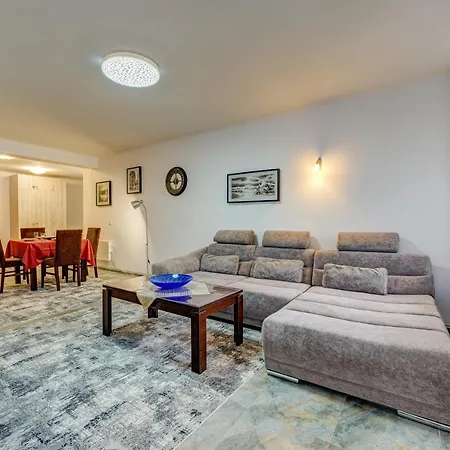 Bright And Spacious 2-bdr With Balcony By Flat Mаnager *