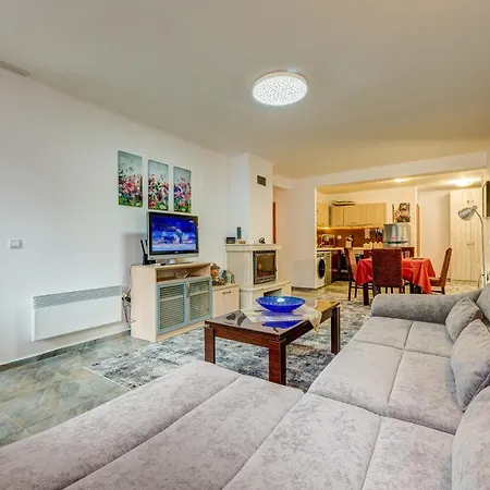 Bright And Spacious 2-bdr With Balcony By Flat Mаnager Apartment Pamporowo